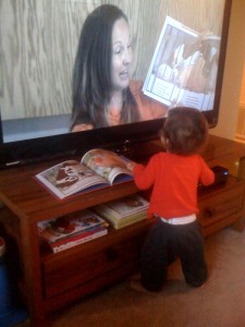 Child watching mom read book - FC photo